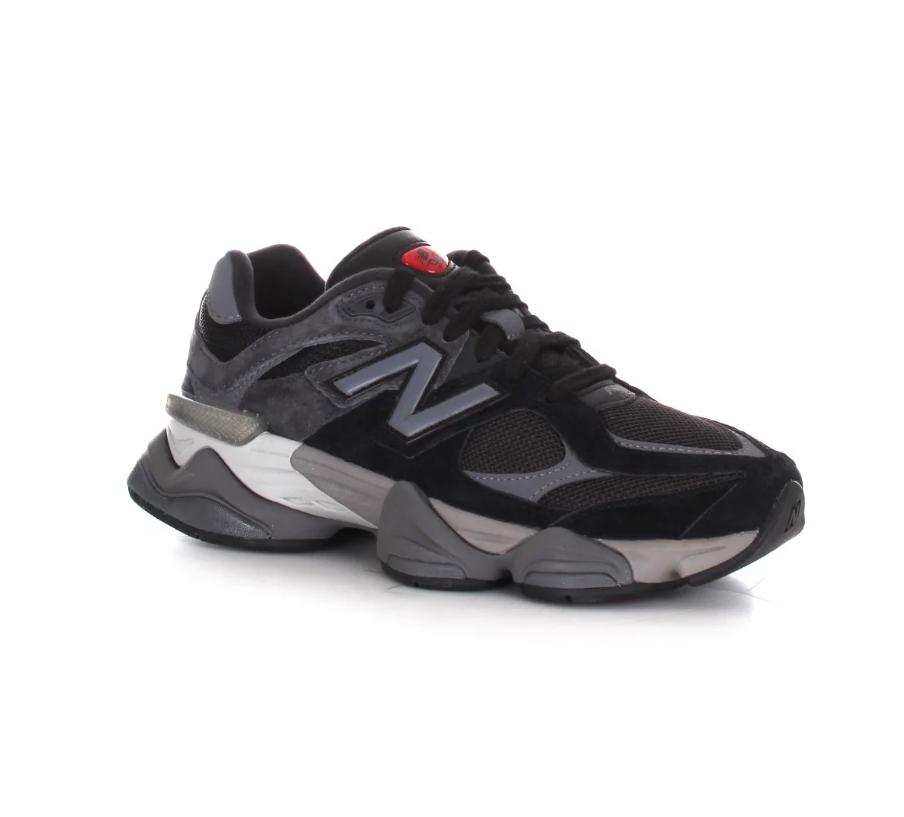 New Balance 9060 nera e grigia, con tomaia in mesh e pannelli sovrapposti, logo N laterale e suola scolpita
