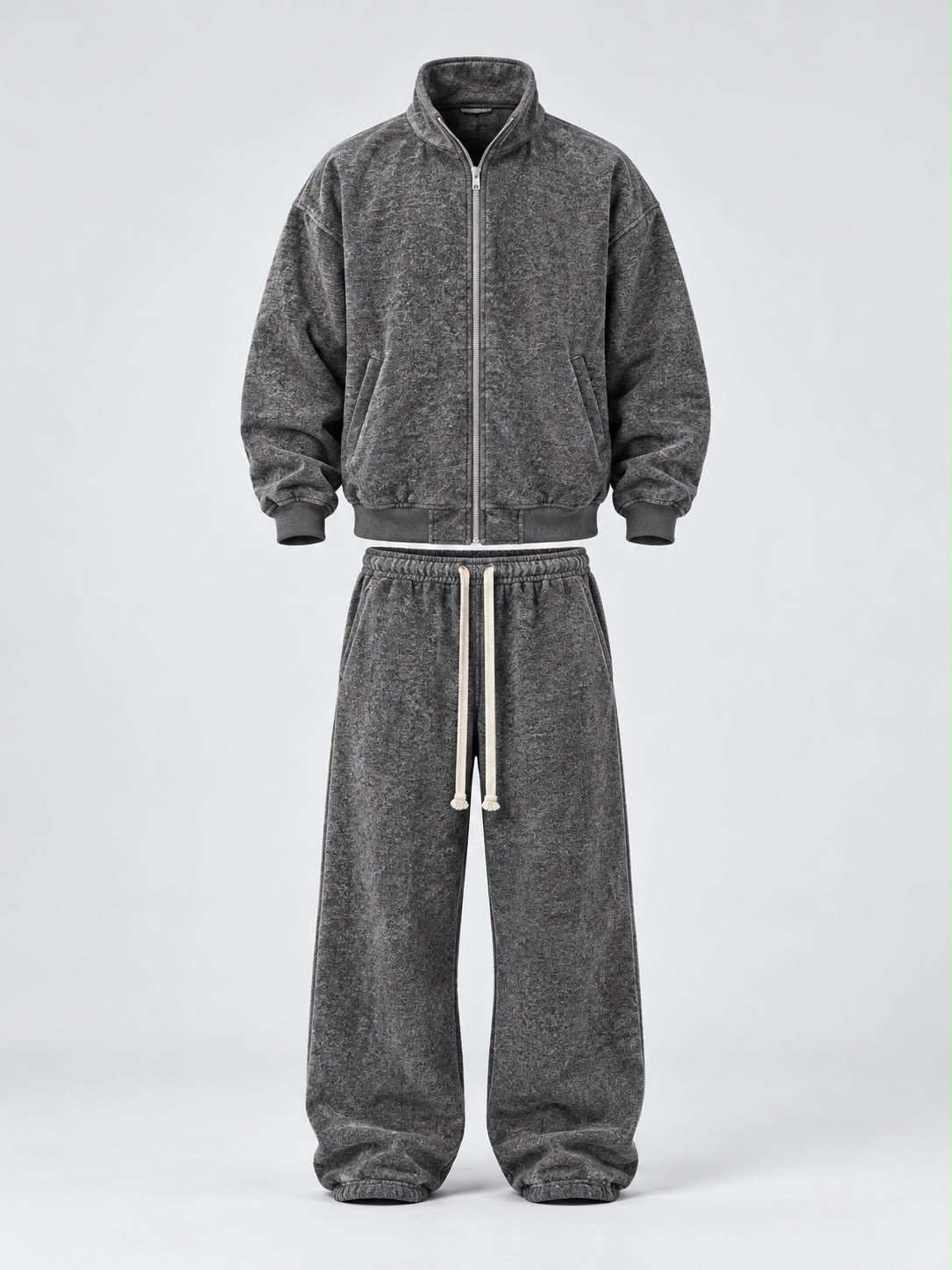 Completo Duca da uomo in morbido tessuto grigio mélange, composto da giacca con zip e pantaloni ampi con coulisse.