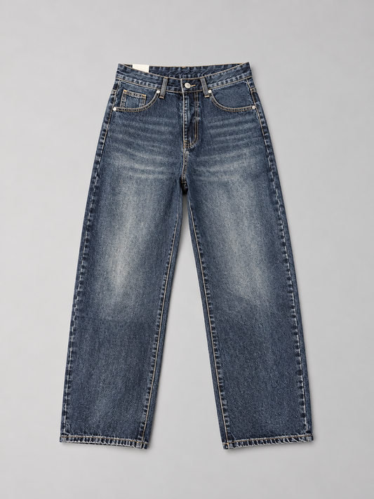 Jeans Baggy in denim blu scuro, gamba ampia con lavaggio sfumato e classiche tasche a cinque tasche.
