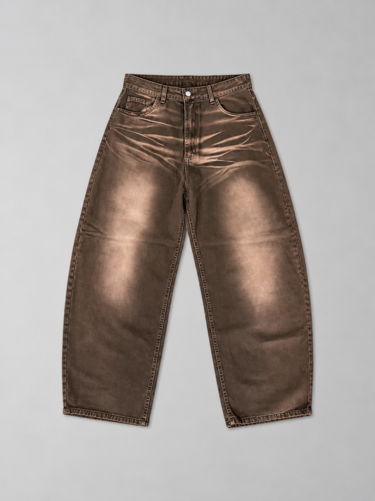 Jeans Baggy in denim marrone slavato, con gamba ampia, cinque tasche e leggere sfumature di usura.
