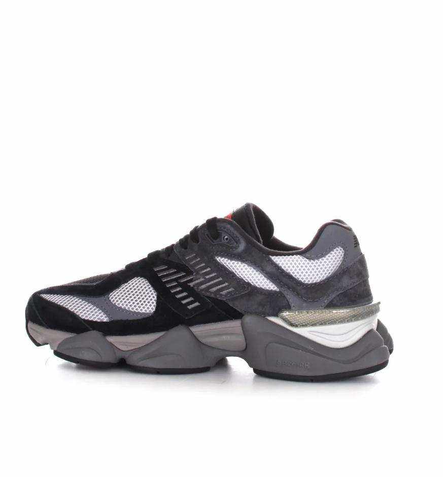 New Balance 9060 nera e grigio antracite, con tomaia in mesh e inserti sovrapposti e suola scolpita voluminosa
