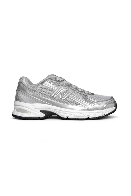 New Balance Sneakers argento e grigie in mesh e materiale sintetico, con logo laterale e suola spessa bianca