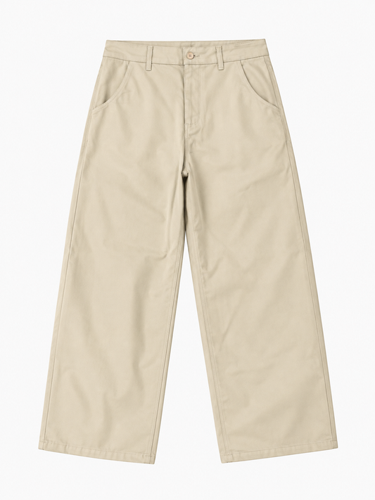 Pantalone 5 tasche color crema in tessuto, dal taglio ampio e dritto con chiusura a bottone e cuciture tono su tono.