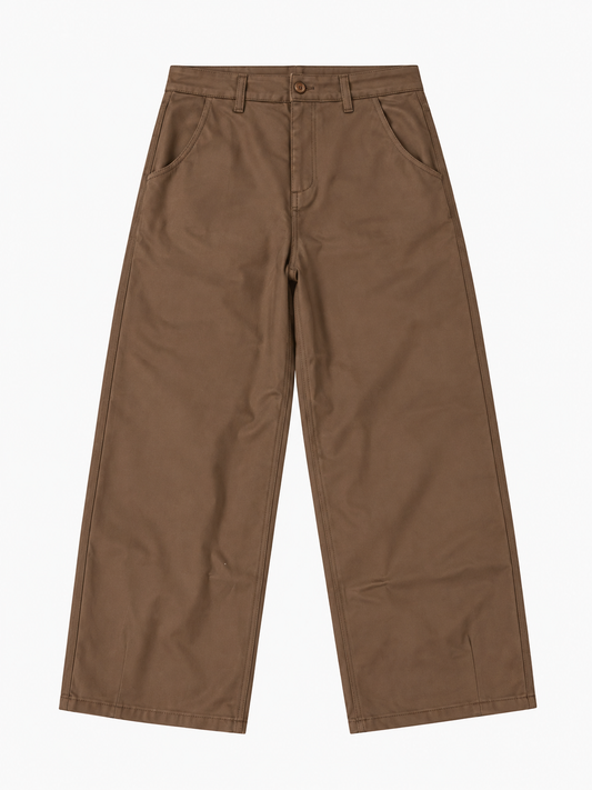 Pantalone 5 tasche marrone, in tessuto liscio dalla vestibilità ampia e gamba dritta, con chiusura a bottone.