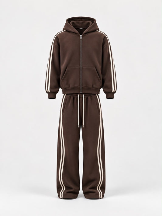 Tuta Felpata con bande laterali marrone scuro, in tessuto morbido, con felpa con cappuccio e pantaloni coordinati a righe bianche.