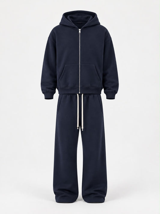Tuta Felpata con zip blu navy, in morbido tessuto felpato, con cappuccio, tasche a marsupio e pantaloni con coulisse.